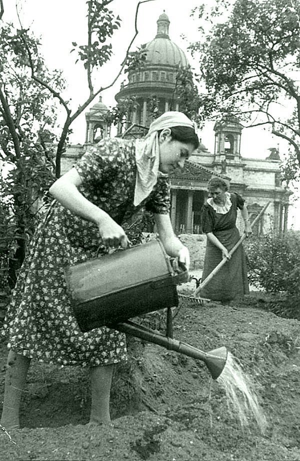 Женщины обрабатывают землю под огород на площади перед Исаакиевским собором в Ленинграде.