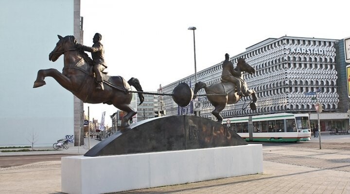 Памятник опыту с Магдебургскими полушариями, на улице, ведущей от центра к Магдебургскому университету, который, естественно, носит имя Отто фон Герике.
