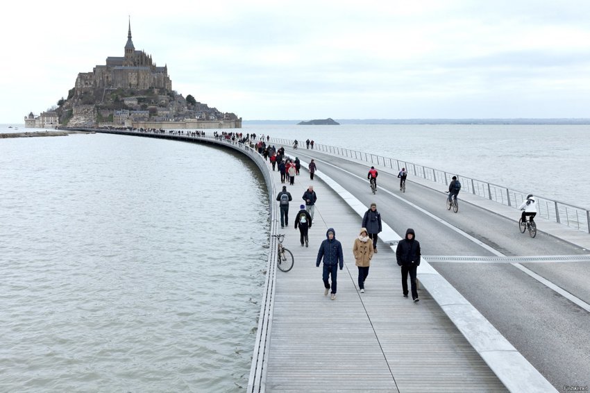 Пешеходный мост на остров Mont-Saint-Michel во Франции