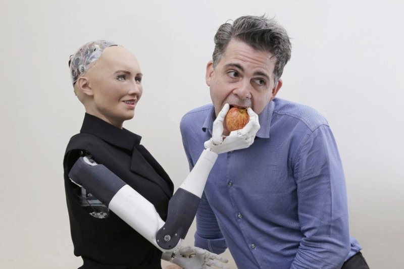 Создатель робота Софии заявил, что к 2045 году люди начнут вступать в брак с андроидами