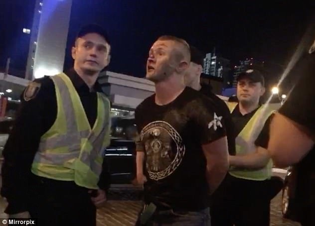 На болельщиков "Ливерпуля" в центре Киева напали люди в масках