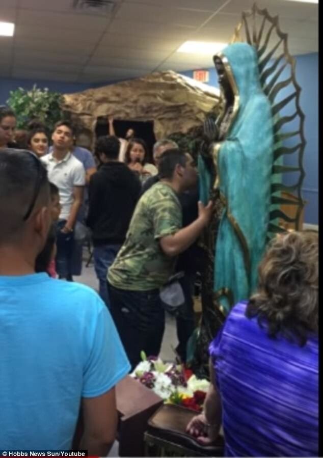 Люди ждут часами в очереди, чтобы получить возможность несколько мгновений постоять рядом, помолиться, прикоснуться и поцеловать статую Девы Марии