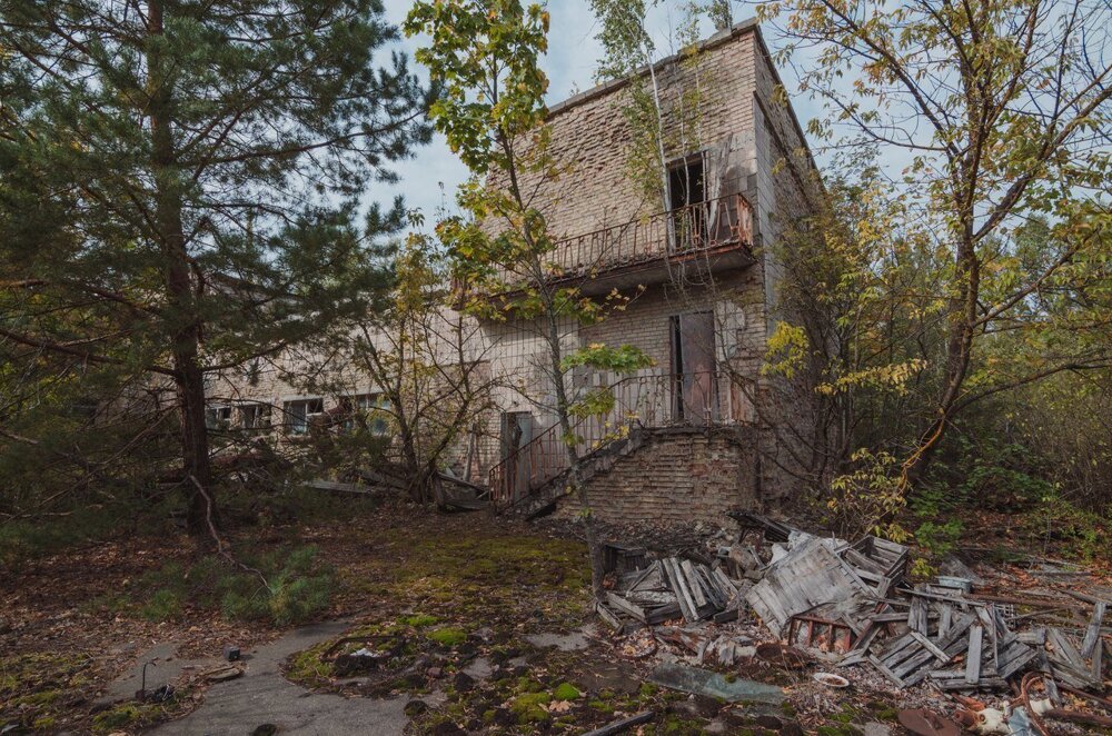 заброшенная школа в киеве 22. заброшенная школа класс. забытая школа. солдаты в заброшенной школе. забытые школы.