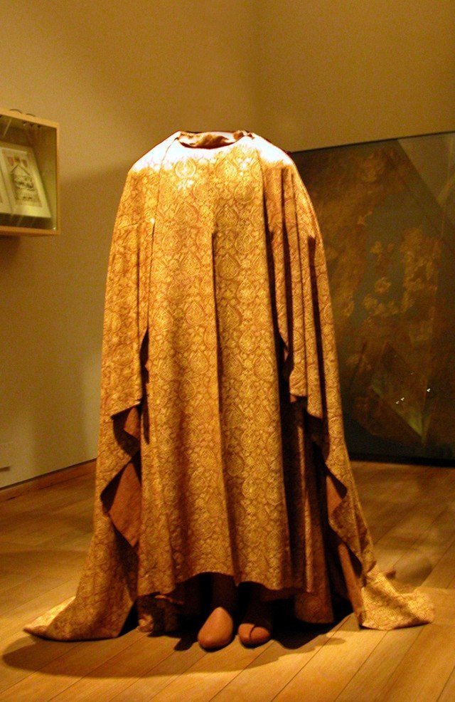 В местном музее хранится реконструкция роскошной одежды, остатки которой был найдены в гробнице правителя.