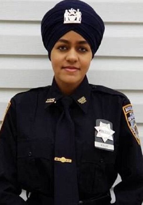 На улицы Нью-Йорка вышла первая женщина-полицейский в тюрбане