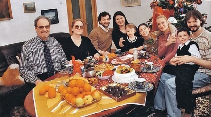 Юрий Яковлев с третьей женой Ириной, в окружении детей и внуков.