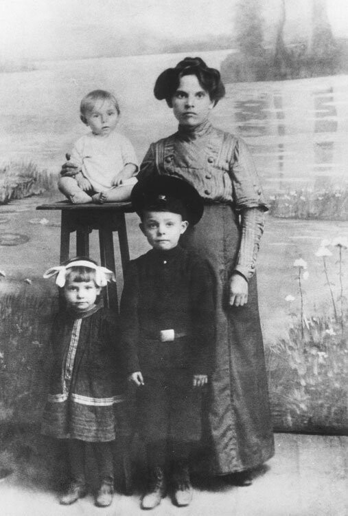 Семья Брежневых в 1914 году:  Мать Наталья Денисовна, брат Яков (1912—1993)- сидит на столике, сестра Вера (1910—1997) и Леонид.