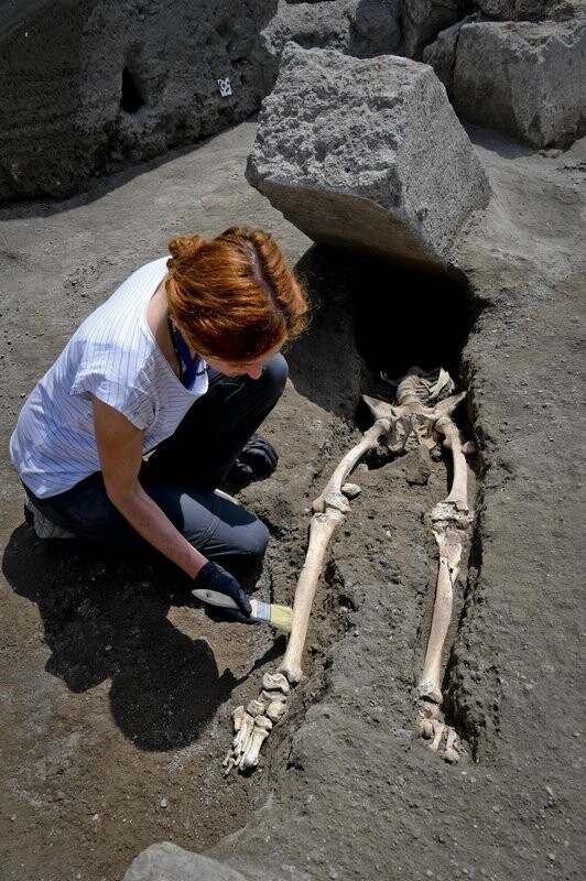 Археологи нашли скелет человека, убегавшего от Везувия. Но его остановил не вулкан, а кое-что другое
