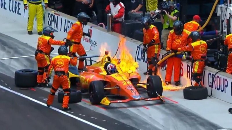 Гонщик на ходу потушил болид во время гонки Indy 500