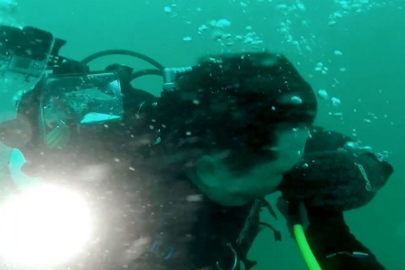 Нательная камера Ника Берка запечатлела, как он спасает друга Мэтта Хендерсона в мутных водах у берегов Перта, Западная Австралия 