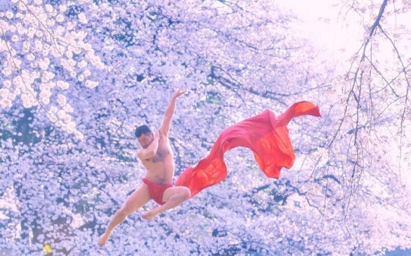 Фотосессия японца в красном традиционном белье стала хитом соцсетей