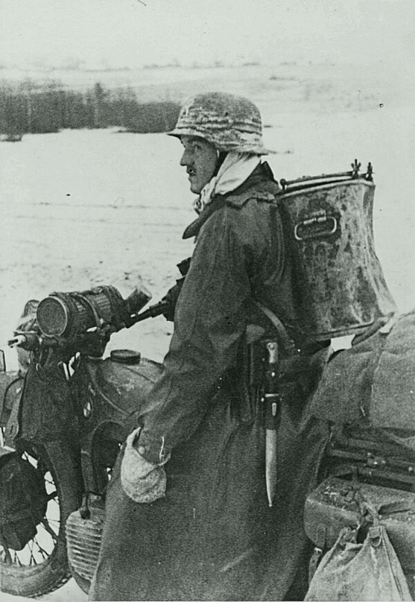 Немецкий солдат на мотоцикле БМВ с пищевым термосом на дороге во время битвы за Москву
