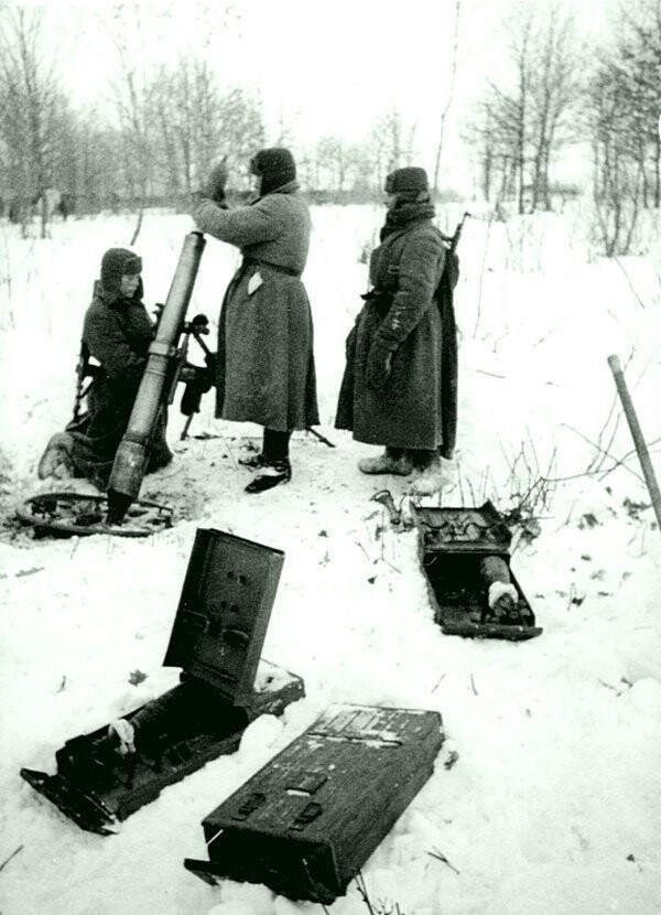 Расчет советского 107-мм полкового горно-вьючного миномета образца 1938 года на позиции во время битвы за Москву. Зима 1941 — 1942 гг.