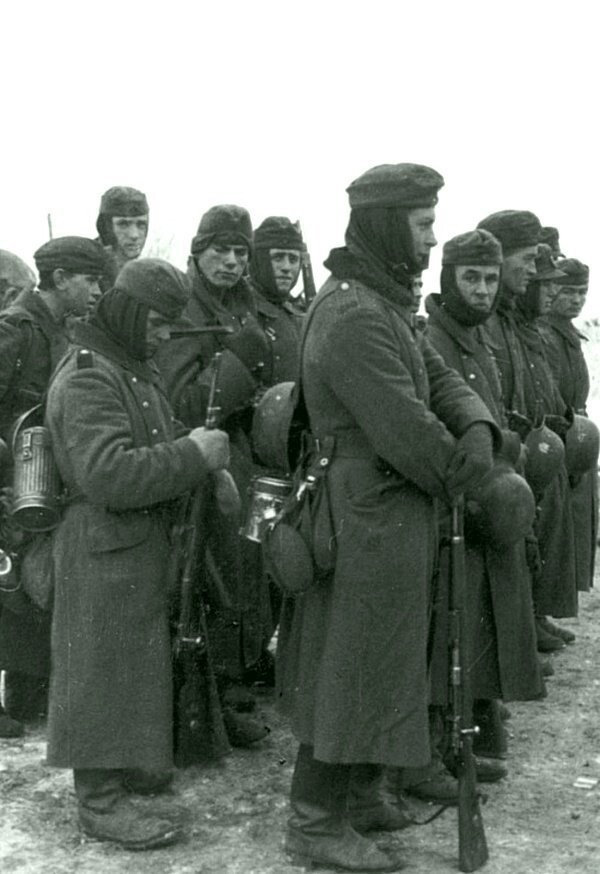 Солдаты 3-й роты 480-го пехотного полка 260-й пехотной дивизии вермахта во время битвы за Москву. ноябрь 1941. 