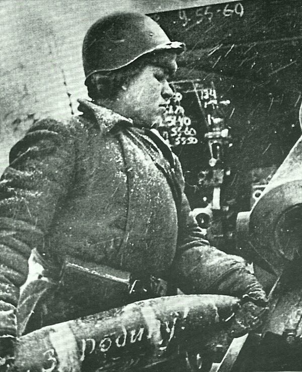 Боец из расчета советской 152-мм гаубицы образца 1909/1930 гг. заряжает орудие во время битвы под Москвой.