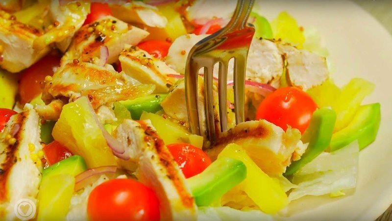 Салат с ананасами и куриной грудкой