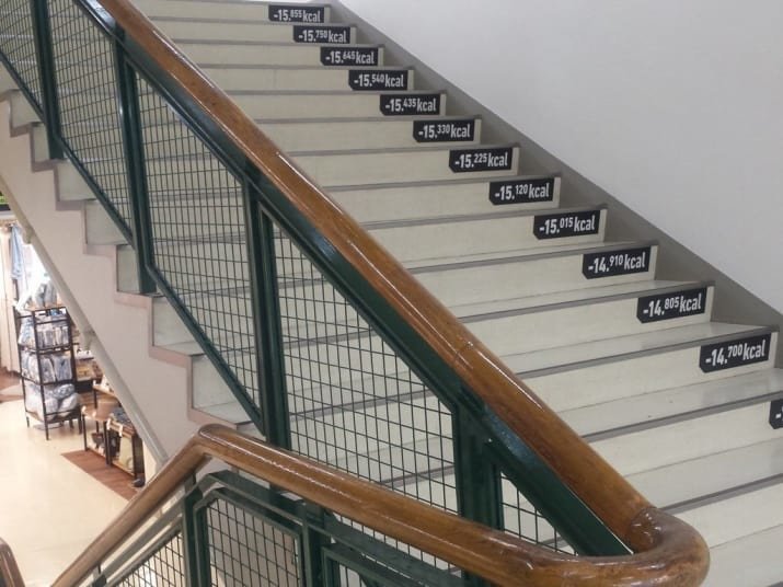 Лестницы, показывающие, сколько калорий ты сжег во время подъема по ступенькам