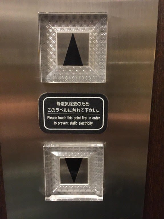 Антистатическая накладка, которая предохранит вызывающих лифт от удара статическим электричеством