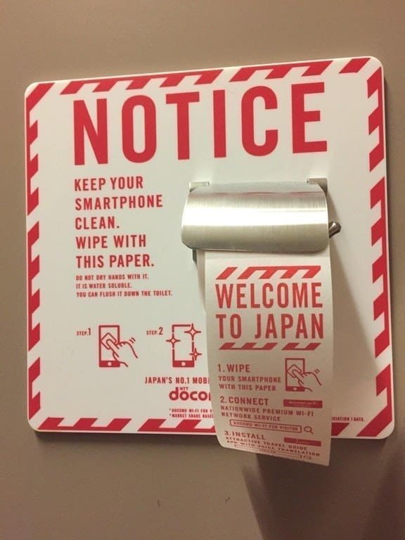 Диспенсеры с салфетками для протирки экранов смартфонов, расположенные в общественных местах