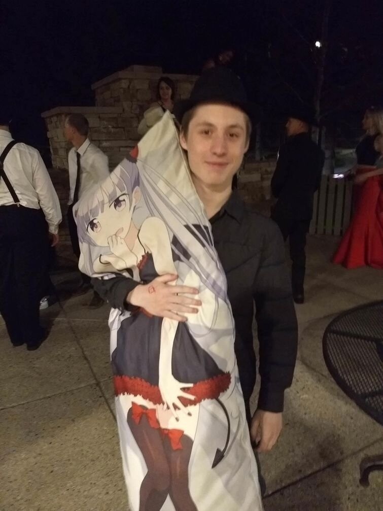 "Мой друг пошёл на выпускной с подушкой с изображением аниме-девушки"