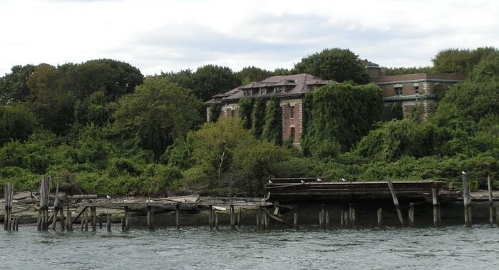 Остров Норт-Бразер - это участок суши площадью 13 акров, расположенный в проливе Ист-Ривер, всего в 350 м от Манхэттена (Нью-Йорк)