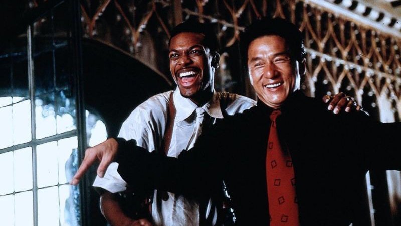 В 1998 году выходит «Час пик» - первая успешная голливудская картина, полностью снятая в Америке, в которой одну из главных ролей играет Джеки. Наконец-то фабрика грёз ему покорилась.