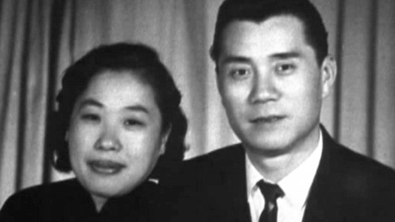 Когда Чарльз работал на досмотре в порту Шанхая, он познакомился мамой Джеки – Ли Ли Чан.