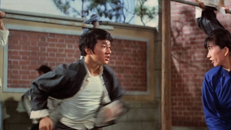 Саммо Хун устроился к Раймонду Чоу старшим постановщиком трюков и предложил Джеки работу каскадёра в новом фильме с Брюсом Ли под названием «Кулак ярости». 