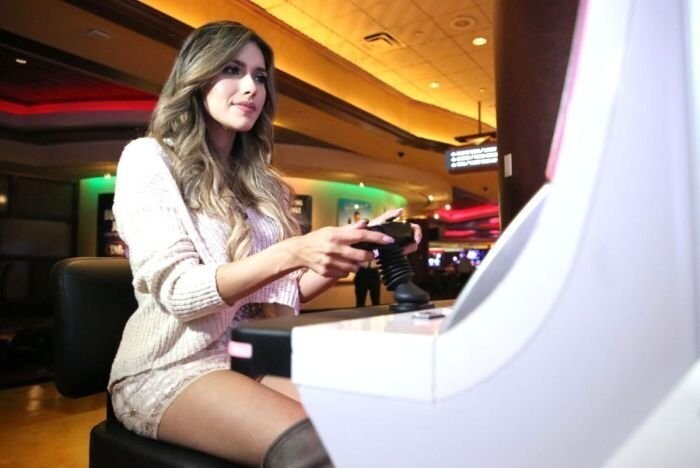 Vanessa Arteaga (Vanessa), США, играет в Dead or Alive 4, зарабатывает 20 000 долларов. 