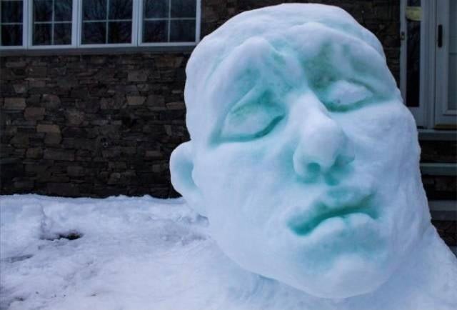 Что делать со снегом перед домом? Ну конечно же запредельно крутую снежную скульптуру!