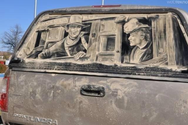 Целая картина на заднем стекле грязного автомобиля