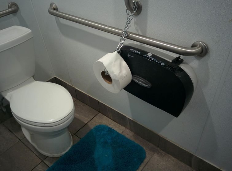 Когда тебе нужен держатель туалетной бумаги, но у тебя есть только цепь
