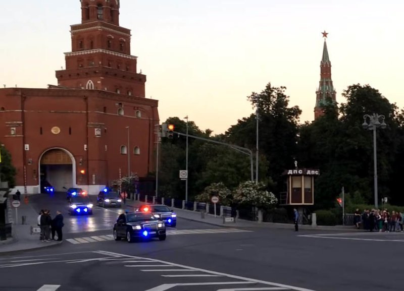 Выезд вереницы "Кортежей" из Кремля поймали на видео