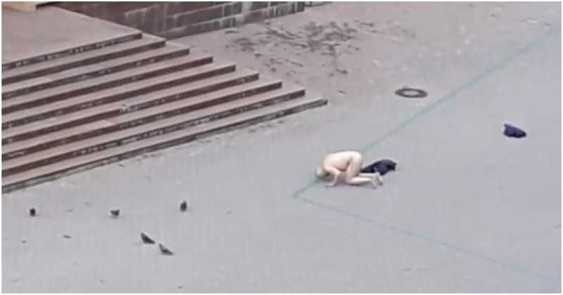 В Перми голый мужчина  усердно молился на Соборной площади