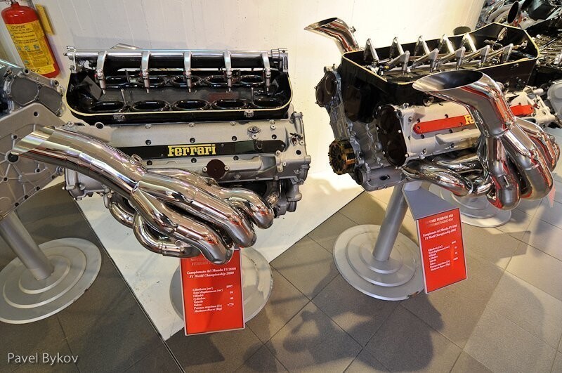 В музее выставлены двигатели, которые применялись в спорткарах последние 10 лет: