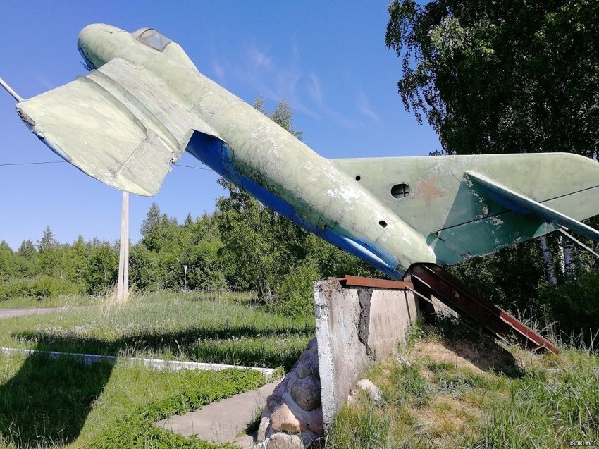 Памятник в Гдовском районе,установленный на месте военного аэродрома времен В...