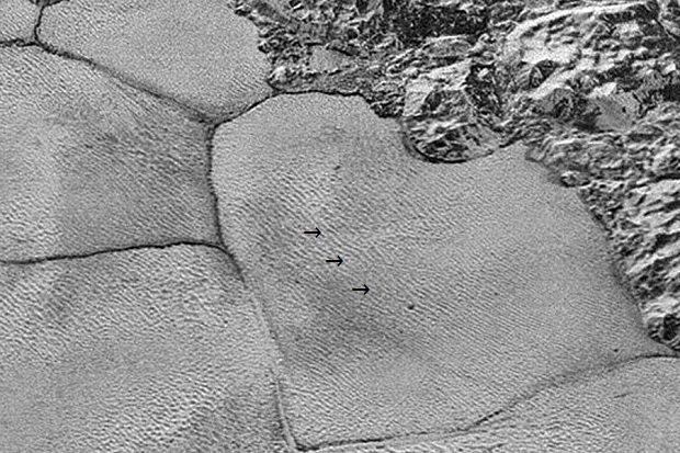 Загадочные полосы на Плутоне оказались дюнами из метанового песка