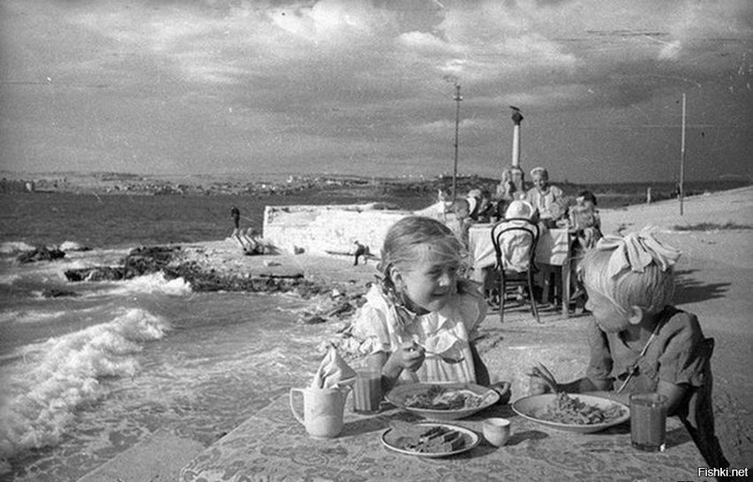 Обед в детском саду на берегу моря