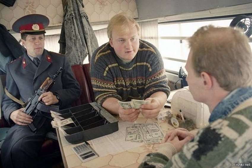 Москва, 1993, пункт обмена валюты в микроавтобусе RAF