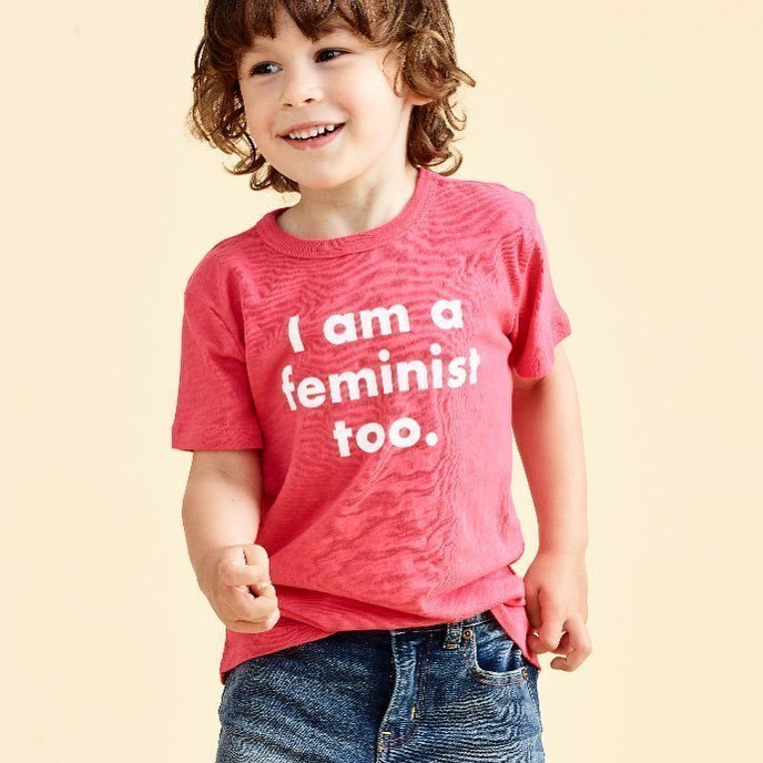 Феминистки добрались до детей: производители одежды выпустили футболки с провокационными надписями