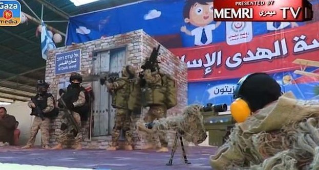 Палестинские дети играют в террористов