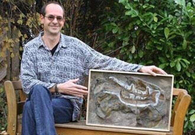 А вот и человек, нашедший этот "коготь" в 2007 году - немецкий палеонтолог Маркус Пошманн