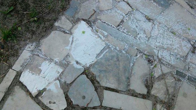 В Ульяновске тротуар замостили надгробными плитами