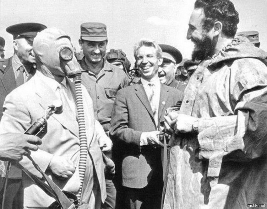 Никита Хрущев в противогазе и Фидель Кастро в костюме химзащиты