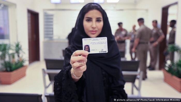 В Саудовской Аравии женщине впервые выдали водительские права