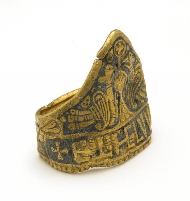 А вот это его кольцо. Оно настоящее - и подписано его именем! Найдено в 1790 году.   Хранится в Британском музее. Надпись на латыни - 'Æthelwulf Rex' (король Этельвульф). Дата изготовления 828-858 г. 