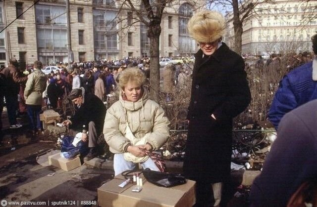 Торговля. Торговля в 90-е вообще расцвела, конечно. Беспорядочная и хаотичная. Страшный сон Собянина и налоговиков. 