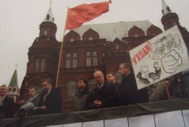 Зюганов зачем-то предлагает Ельцину уйти в 1999 году. Он кстати внял и ушёл.