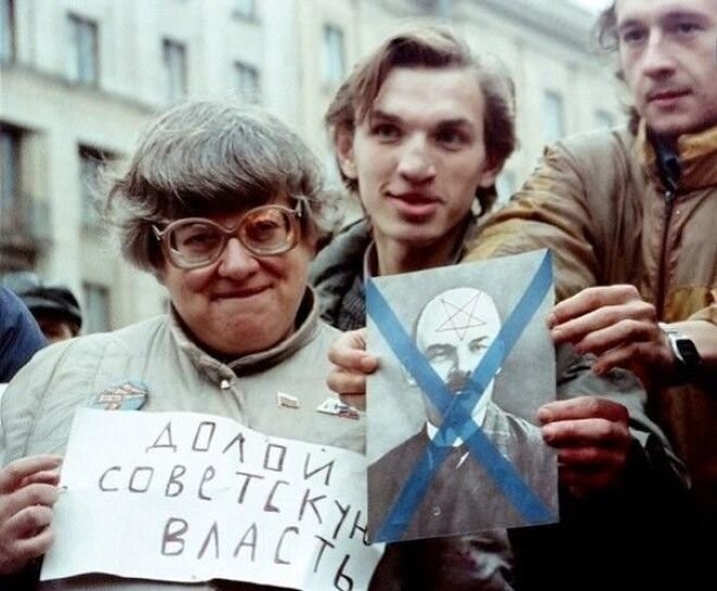 Новодворская на митинге у Моссовета. Сожжение Советской конституции и флага СССР, сентябрь 1990 года.