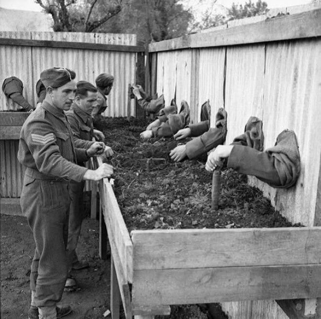 Обучение саперов. Бойцам предлагали вслепую обезвредить взрывчатое устройство, чтобы они могли с легкостью работать ночью, Великобритания, 1940-е.